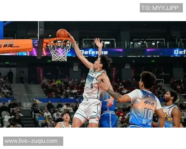 杨瀚森连续三场未能上场比赛仍在替补席上等待机会 杨瀚森连续三场未能上场比赛仍在替补席上等待机会